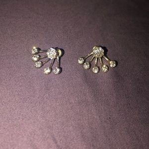 Earlobe gripping earrings